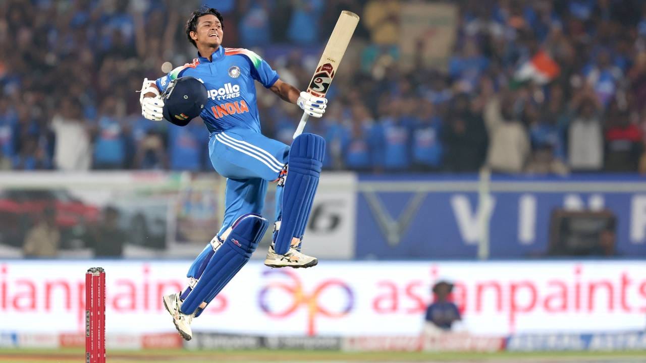 वनडे मालिकेतील शेवटच्या सामन्यात यशस्वी जयस्वालने नाबाद 116 धावा केल्या होत्या. यात 12 चौकार आणि 2 षटकारांचा समावेश होता. रोहित शर्मासोबत 155 आणि विराट कोहलीसोबत 116 धावांची भागीदारी केली होती. या खेळीसह टीम इंडियाला तिसऱ्या सामन्यात सहज विजय मिळवून दिला होता. (Photo-BCCI Cricket Twitter)