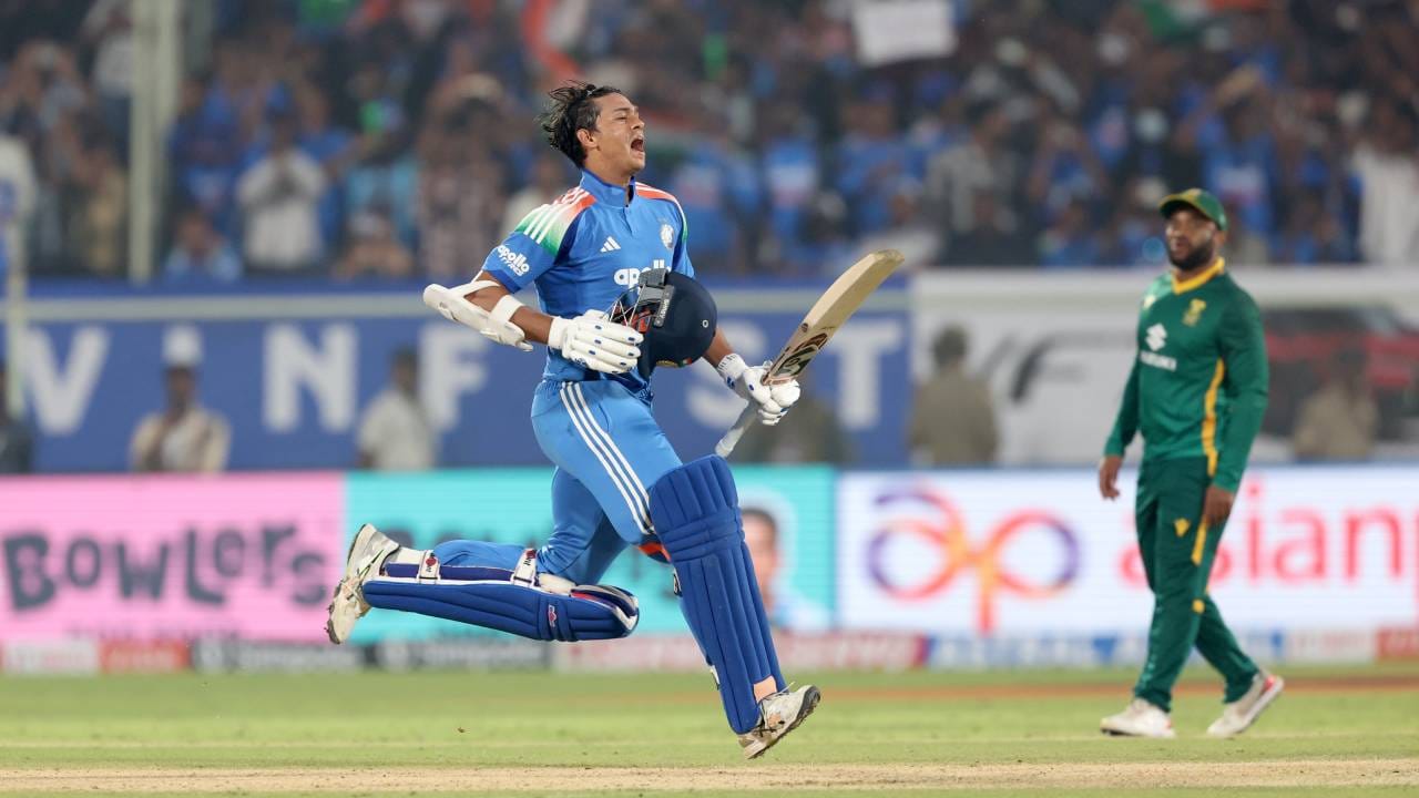 दक्षिण अफ्रिकेविरुद्धची कसोटी मालिका गमावल्यानंतर टीम इंडियाने वनडे मालिकेत लाज राखली. भारताने ही मालिका 2-1 ने जिंकली. आता भारतीय संघ टी20 मालिकेसाठी सज्ज झाला आहे. 9 डिसेंबरपासून या मालिकेला सुरुवात होणार आहे. पण या मालिकेसाठी यशस्वी जयस्वालची संघात निवड झालेली नाही. (Photo-BCCI Cricket Twitter)