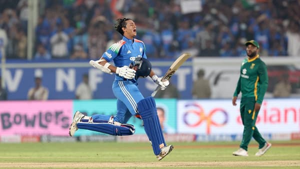 दक्षिण अफ्रिकेविरुद्धची कसोटी मालिका गमावल्यानंतर टीम इंडियाने वनडे मालिकेत लाज राखली. भारताने ही मालिका 2-1 ने जिंकली. आता भारतीय संघ टी20 मालिकेसाठी सज्ज झाला आहे. 9 डिसेंबरपासून या मालिकेला सुरुवात होणार आहे. पण या मालिकेसाठी यशस्वी जयस्वालची संघात निवड झालेली नाही. (Photo-BCCI Cricket Twitter)