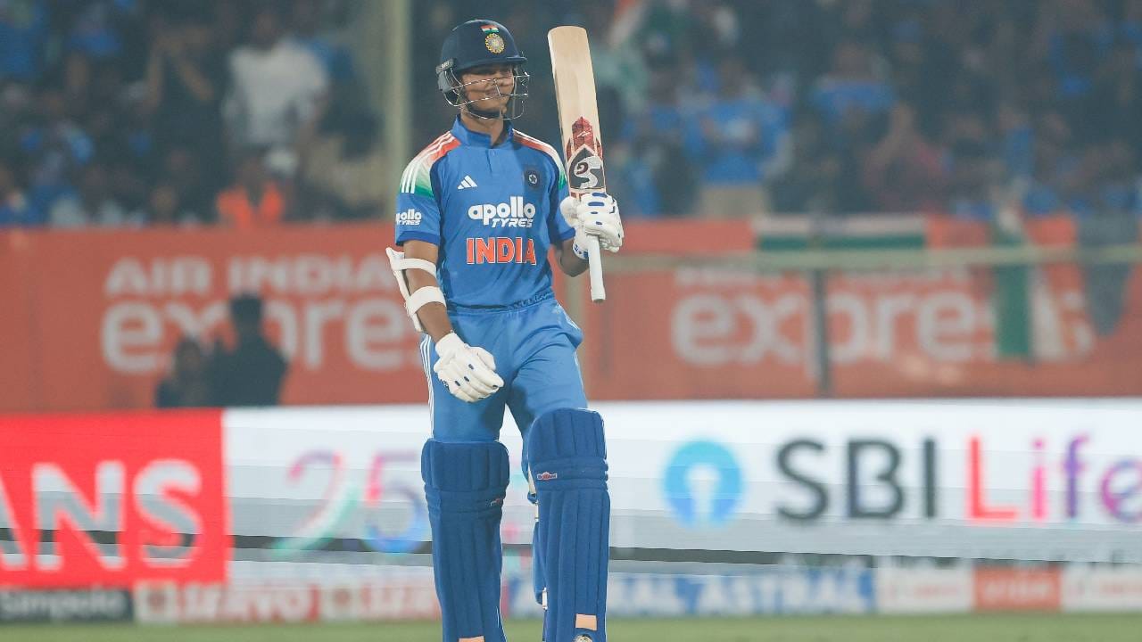 यशस्वी जयस्वालला आक्रमक खेळी करून टी20 संघात जागा मिळत नसल्याने आश्चर्य व्यक्त होत आहे. डावखुरा फलंदाज चांगली कामगिरी करत आहे. त्याने 22 टी20 आंतरराष्ट्रीय सामन्यात 36.15 च्या सरासरीने 723 धावा केल्या आहेत. त्याचा स्ट्राईक रेटही 165 च्या जवळ आहे. यात एक शतक आणि 5 अर्धशतकांचा समावेश आहे. (Photo-BCCI Cricket Twitter)