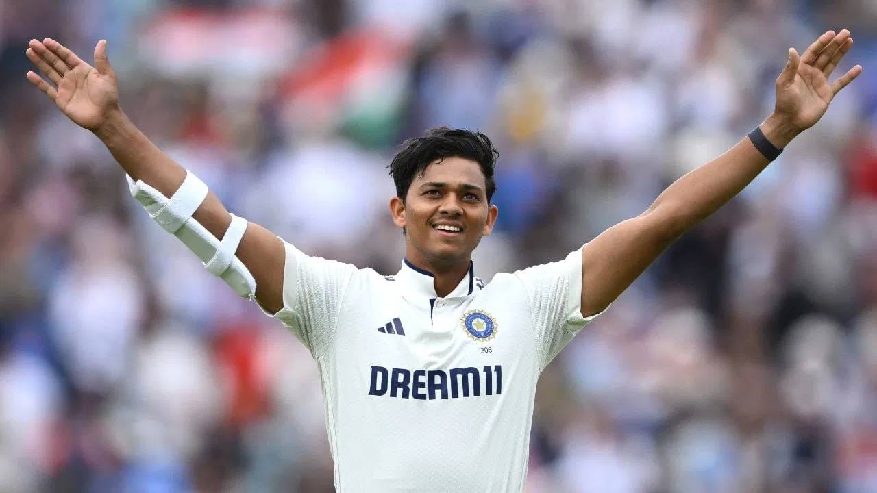 यशस्वी जयस्वालनेही 2025 मध्ये चांगली कामगिरी केली. त्याने 23 डावांमध्ये चार शतके झळकावली आणि 41.63  च्या सरासरीने एकूण 916 धावा केल्या. यशस्वी जयस्वाल कसोटी आणि वनडे संघात खेळतो. पण त्याला टी20 संघात काही स्थान मिळताना दिसत नाही. (Photo-Stu Forster/Getty Images)