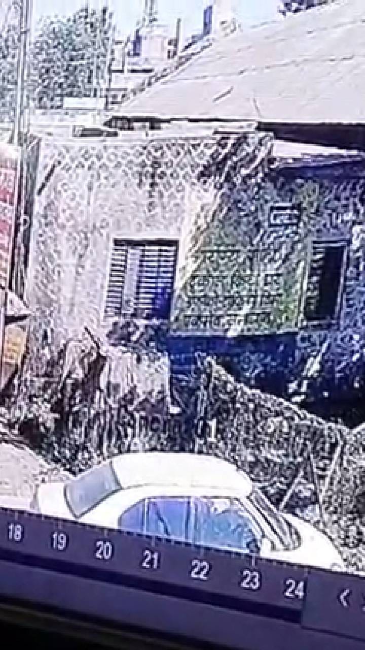 कारची काच फोडून चोरले पाच लाख रुपये