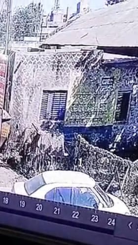 कारची काच फोडून चोरले पाच लाख रुपये