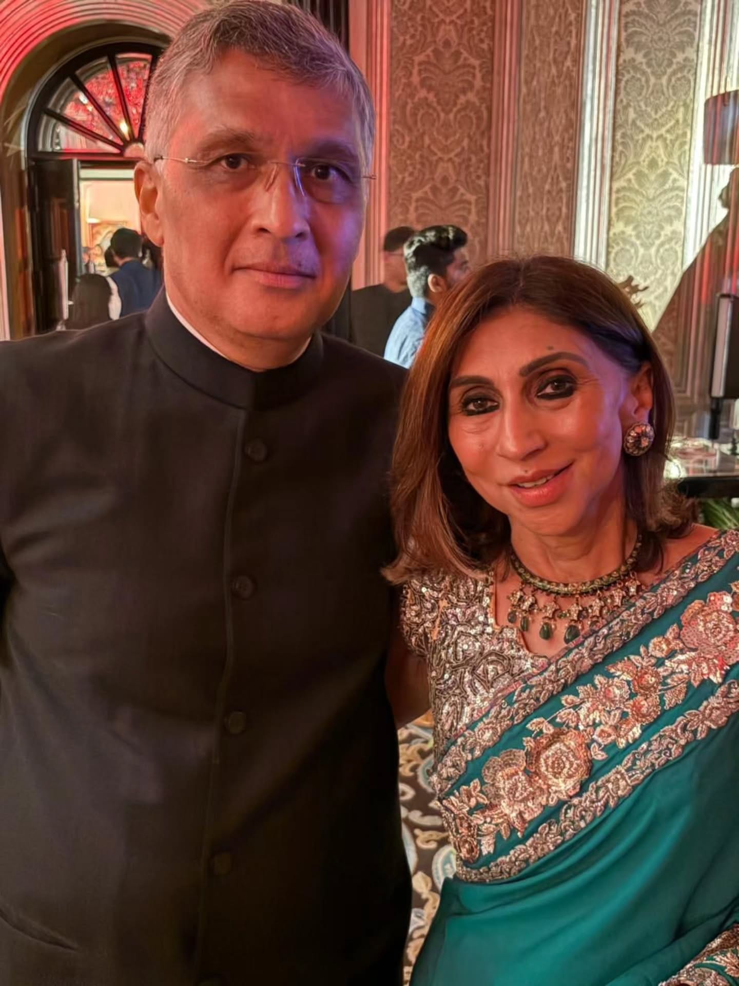 युगेंद्र पवार व तनिष्का कुलकर्णी यांच्या या शाही विवाह सोहळ्याला महाराष्ट्राच्या राजकारणातील अनेक दिग्गजांनी हजेरी लावल्याचे पाहायला मिळाले. यावेळी अनेक दिग्गजांनी वधू-वरांना शुभेच्छा दिल्या.