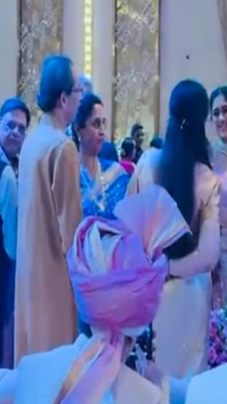 Video : उद्धव ठाकरे यांची कुटुंबासह युगेंद्र पवार यांच्या लग्नाला हजेरी