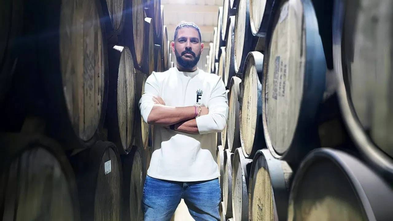 भारताचा डावखुरा स्टार फलंदाज युवराज सिंह मद्य व्यवसायात उतरला आहे. त्याने अल्ट्रा प्रिमियम टकिला ब्रँड फिनो भारतात लाँच केला आहे. त्याने आयोजित केलेल्या कार्यक्रमात माजी क्रिकेटपटू सुरेश रैना, युझवेंद्र चहल आणि मोहम्मद कैफ यांनी हजेरी लावली. या कार्यक्रमात फिनो ब्रँडची झलक पाहायला मिळाली.  (PHOTO CREDIT- INSTAGRAM)