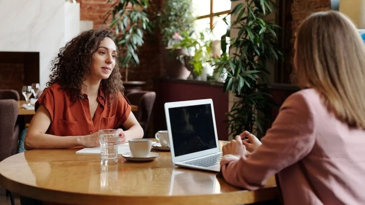 अपयश आले तेव्हा तुम्ही त्याला कसे सामोरे गेलात आणि त्यातून काय शिकलात? - हा प्रश्न तुमची कठीण परिस्थितीत प्रतिक्रिया, चुकांतून शिकण्याची क्षमता आणि सुधारण्याची तयारी तपासतो. उदाहरण: एकदा वेळेचे व्यवस्थापन चुकल्याने प्रकल्प वेळेवर पूर्ण झाला नाही. मी जबाबदारी स्वीकारली, टीमशी चर्चा केली आणि नवीन प्लॅनिंग स्ट्रॅटेजी अवलंबली. परिणामी प्रकल्प यशस्वी झाला आणि माझे टाइम मॅनेजमेंट व प्रायोरिटी स्किल्स सुधारले.