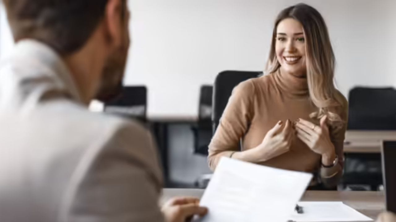 पाच वर्षांनंतर तुम्ही स्वतःला कुठे पाहता? - हा प्रश्न तुमचा लॉंग-टर्म विजन आणि कंपनीशी लॉयल्टी तपासतो. उदाहरण: मी स्वतःला लीडरशिप रोलमध्ये पाहतो, कंपनीत स्किल्स डेव्हलप करत आणि टीम तसेच कंपनीच्या गोल्समध्ये मोठे योगदान देत.