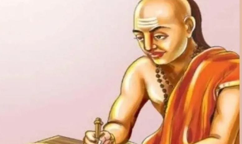 कोणतेही नाते नव्याने सुरू होत असेल तर तुमची आर्थिक स्थिती, तुमच्याकडे असलेले पैसे, कुटुंबातील माहिती अशा गोपनीय गोष्टी समोरच्या व्यक्तीला लगेच सांगून टाकू नका. काही बाबी समोरच्या व्यक्तीला कधीही सांगू नये. नाते पूर्णपणे घट्ट झाल्यानंतर तसेच नात्यात विश्वास संपादन झाल्यानंतरच या गोष्टी सांगाव्यात. अनेक लोक मात्र हा नियम पाळत नाहीत. त्यामुळे नात्यात विश्वासघात झाल्यावर नंतर पश्चात्ताप करत बसतात. 