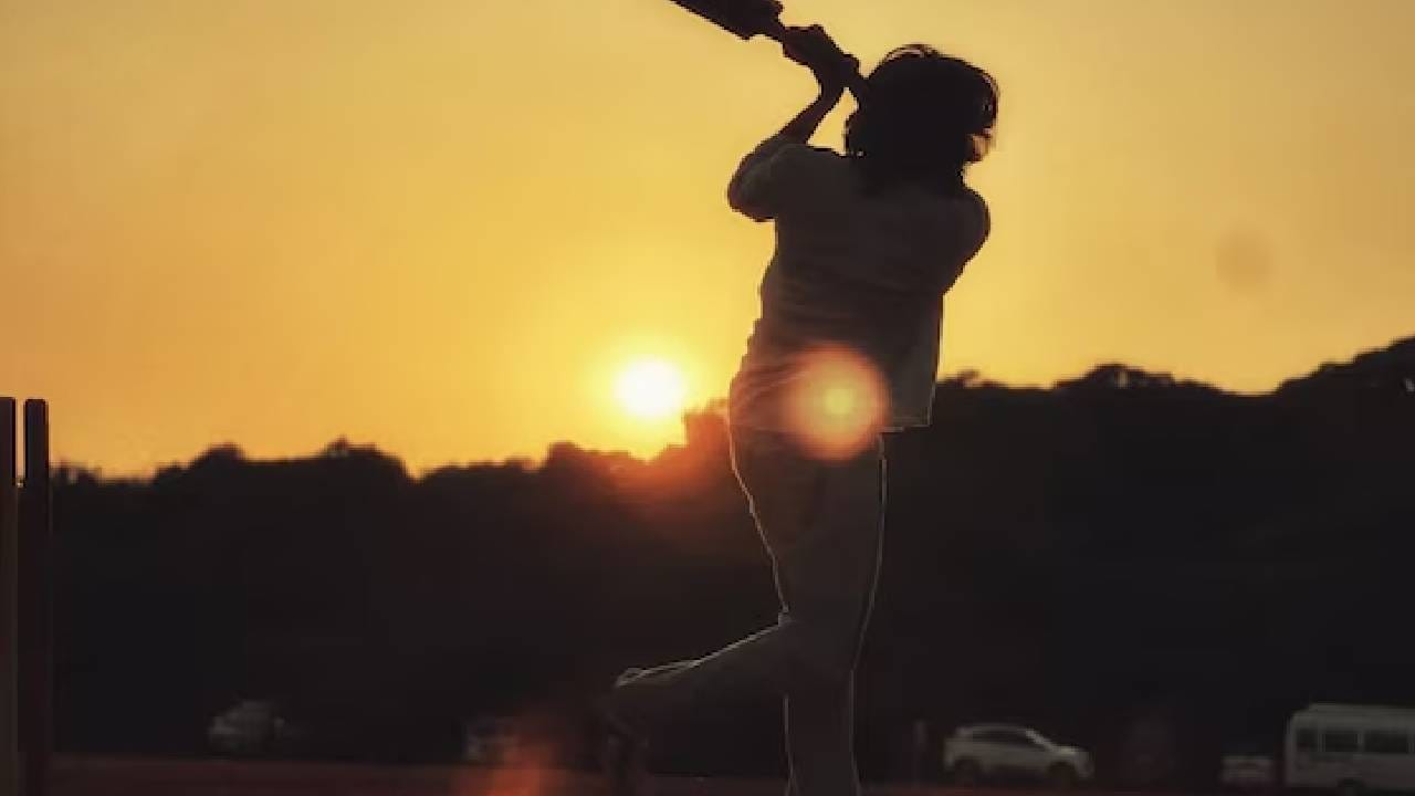 राजकारण आणि चित्रपटसृष्टीचे जग अनेकदा वेगवेगळ्या मार्गांनी चालतं असं दिसतं, परंतु कधीकधी त्यांच्या संगमामुळे मनोरंजक आणि प्रेरणादायी कथा निर्माण होते. आज आपण अशा एका चेहऱ्याबद्दल जाणून घेणार आहोत, ज्याचे वडील देशातील सर्वात महत्वाच्या  राज्याचे मुख्यमंत्री होते, भाऊही राजकारणात स्थिरावले आणि त्याच्याही खांद्यावर त्याहूनही मोठ्या राजकीय वारशाचा दबाव होता. त्याला हवं असतं तर तोही सत्तेच्या जगात प्रवेश करू शकला असता, पण त्याने झगमगणारे दिवे आणि कॅमेरा यांचं जग निवडलं. या संपूर्ण प्रवासात, त्याच्या वडिलांचा एक जीवनमंत्र त्याची सर्वात मोठी ताकद बनला.  वारंवार धडपडल्यानंतरही त्याच शब्दांनी त्याला धीर दिला आणि आज तो एक असा अभिनेता म्हणून ओळखला जातो जिथे त्याने स्वतःची वेगळी, खास ओळख निर्माण केली आहे. (Photos : @riteishd/Instagram) 