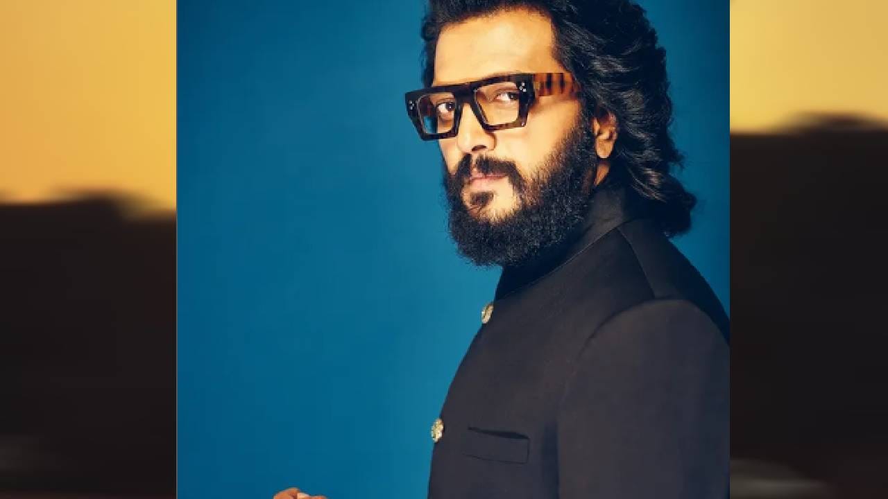 चित्रपटसृष्टीतील लाडका अभिनेता रितेश देशमुखचा आज 46  वा वाढदिवस आहे. राजकीय कुटुंबातून आलेल्या रितेशचे वडील, दिवंगत विलासराव देशमुख यांनी महाराष्ट्राचे मुख्यमंत्री जबाबदारी स्वीकरली होती, तर रितेशनचे दोन भाऊ अमित देशमुख आणि धीरज देशमुख हे देखील राजकारणी आहेत. त्यामुळे सर्वांच्या नजरा रितेशच्या राजकीय कारकिर्दीवर होत्या, पण त्याने अभिनयाची निवड केली.  