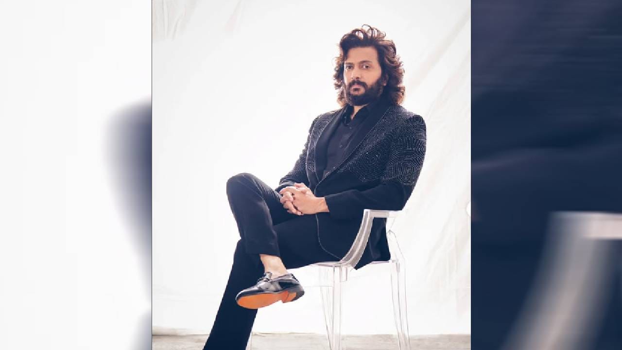 रितेश त्याच्या अभिनयाच्या प्रत्येक चौकटीत अगदी फिट बसतो. विनोदी चित्रपटांमधील त्याच्या कॉमिक टायमिंगचे खूप कौतुक होतं. पण त्याचा अभिनय फक्त विनोदापुरता मर्यादित नाही. खलनायकाची भूमिका असो किंवा पडद्यावर रोमान्स करणं असो, प्रेक्षकांच्या हृदयात एक खास स्थान निर्माण करण्यात रितेश यशस्वी झाला.