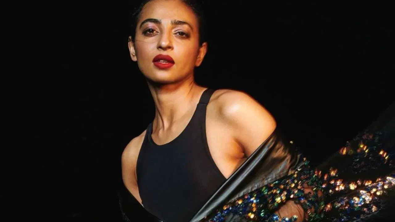 राधिका आपटेने एका साऊथ चित्रपटाच्या शूटिंगदरम्यानची आठवण सांगितली आहे. ती म्हणाली, 'मला आठवते की एका चित्रपटाच्या शूटिंगदरम्यान, जेव्हा आम्ही एका छोट्याशा गावात होतो, तेव्हा मला जाणीव झाली की मी सेटवर एकटीच महिला होते. 