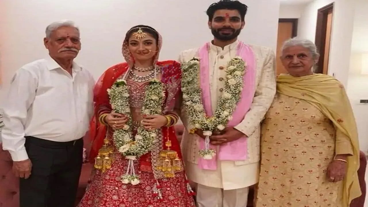  आदिती शर्माने सुरुवातीला लग्न चाहत्यांपासून लपवून ठेवलं होतं. नंतर, अभिनेत्रीच्या पतीने लग्नाचा खुलासा केला आणि गंभीर आरोप केले.  अदिती शर्माने 12 नोव्हेंबर 2024 रोजी अभिनेता कौशिकशी लग्न केलं पण ४ महिन्यांतच त्यांचा घटस्फोट झाला.