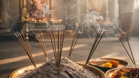 अगरबत्ती, धूप लावल्यानंतरच्या राखेचे काय करावे? 99 टक्के लोक करतात एक. अगरबत्ती, धूप लावल्यानंतरच्या राखेचे काय करावे? 99 टक्के लोक करतात एक.