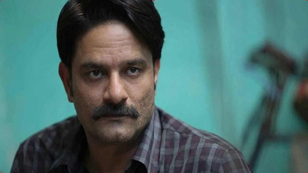  दृश्यम 3 मध्ये अक्षय खन्नाच्या जागी आता जयदीप अहलावत दिसणार आहे. जयदीप  दृश्यम 3 साठी जानेवारी 2026 मध्ये शूटिंग सुरु करणार आहे. त्याला एका महत्वाच्या रोलसाठी कास्ट केलय. त्यामुळे स्टोरीमध्ये टि्वस्ट येईल. 