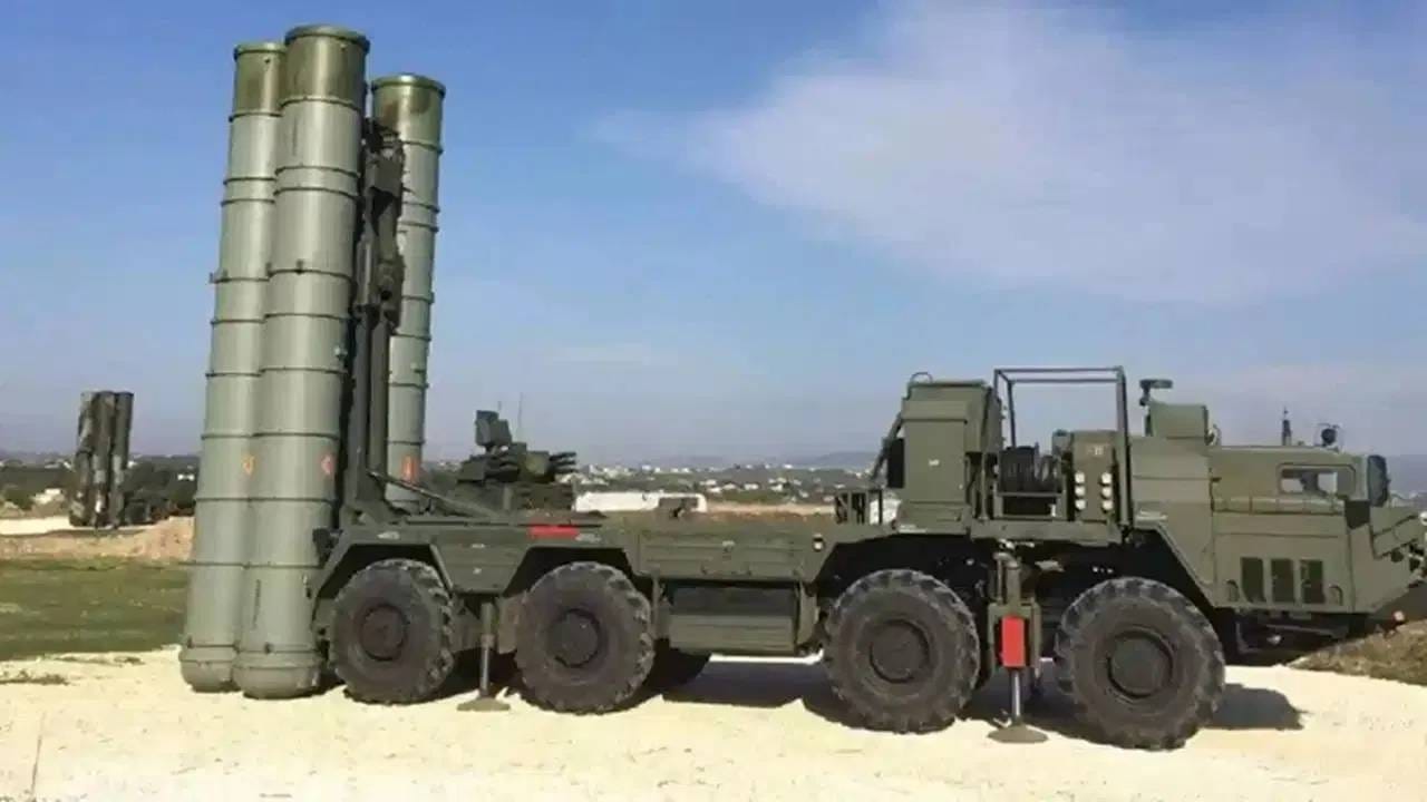 S-400 ची रेंज 400 किलोमीटर पर्यंतची आहे. म्हणजे 400 किलोमीटर अंतरावरील कोणताही हवाई धोका या सिस्टिमद्वारे हवेतच नष्ट करता येतो. तेच  S-500 ची रेंज 500 ते 600 किलोमीटर आहे. S-400 सिस्टिम 30 किलोमीटर उंचीपर्यंतच टार्गेट हेरुन नष्ट करते. S-500 सिस्टिम 180 ते 200 उंचीपर्यंत हवाई टार्गेट नष्ट करु शकते. ही उंची म्हणजे अवकाशाच्या जवळपासचा थर झाला. 