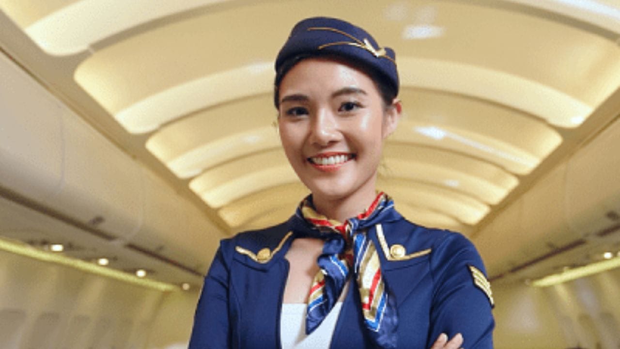 गळ्यातील हा स्कार्फ एअर होस्टेसच्या व्यक्तिमत्वातील दर्जा वाढवतो. यामुळे त्या संयमी, शिस्तबद्ध असल्याचे दिसून येते. गणवेशासह स्कार्फ घालल्याने त्यांच्या देहबोलीत आत्मविश्वास दिसून येतो.