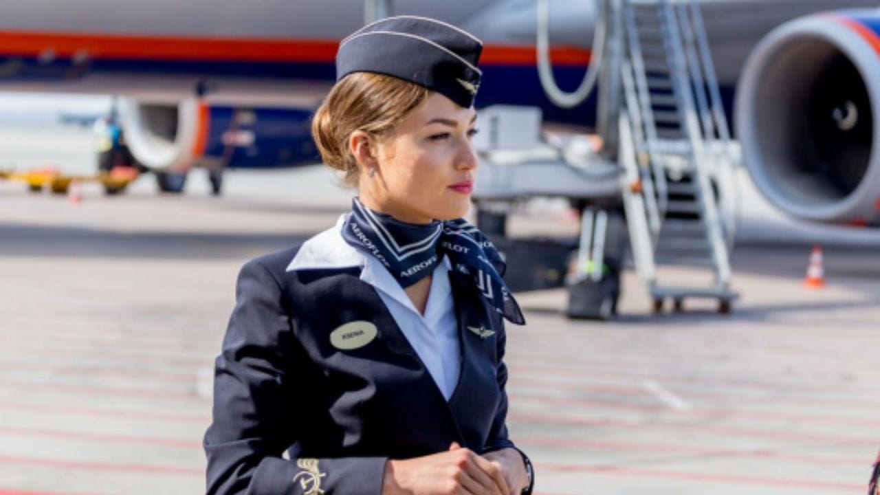 गळ्यातील स्कार्फ केवळ सुंदर दिसण्यासाठी डिझाइन केलेले नाही, तर विमानात काम करण्याच्या आवश्यकता पूर्ण करण्यासाठी स्कार्फ असते. यामध्ये एअरलाइनचा लोगो आणि ब्रँड थीमशी जुळणाऱ्या रंगाचे स्कार्फ तयार केले जातात. प्रवाशांना एअरलाइनचे नाव आठवत नसेल, त्यावेळी स्कार्फचा रंग त्यांना नावाची आठवण करून देतो. ही एक ब्रँडिंग स्ट्रॅटेजी आहे.