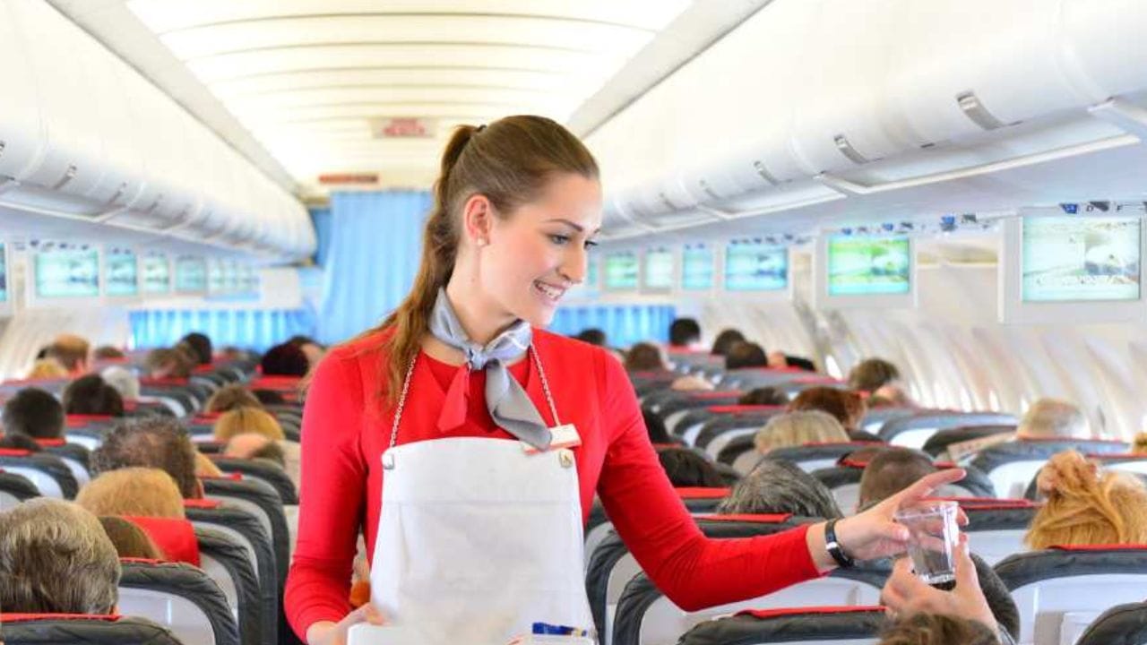 लांबच्या प्रवासावेळी विमानातील तापमान अनेकदा थंड असते, प्रवाशांसाठी हे सोयीस्कर असू शकते, मात्र जास्त वेळ काम करणाऱ्या एअर होस्टेससाठी ते त्रासदायक ठरू शकते. त्यामुळे थंड हवामानापासून गळ्याचे संरक्षण करण्यासाठी या स्कार्फचा उपयोग होतो.