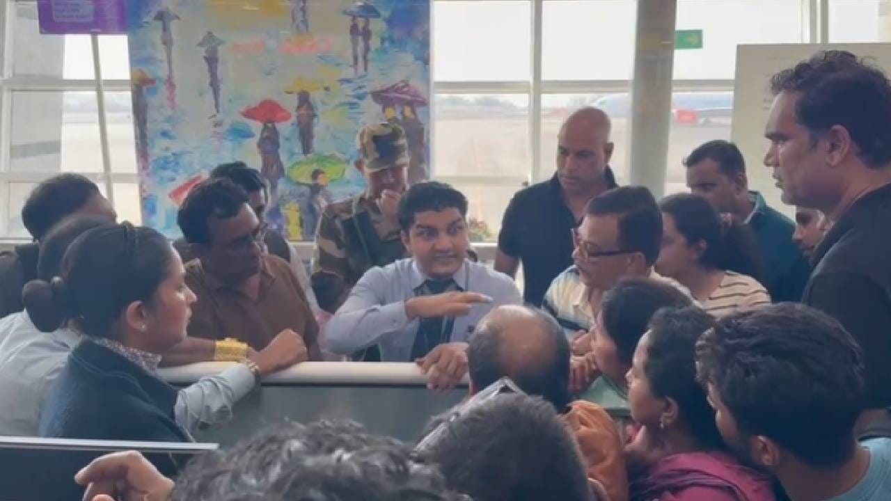 पर्यायी व्यवस्था झाली नाही,अपडेट्स मिळत नव्हते यामुळे प्रवाशांचा संताप अजूनच वाढला. याची तत्काळ नुकसानभरपाई द्यावी अशी मागणी प्रवाशांकडून करण्यात आली.