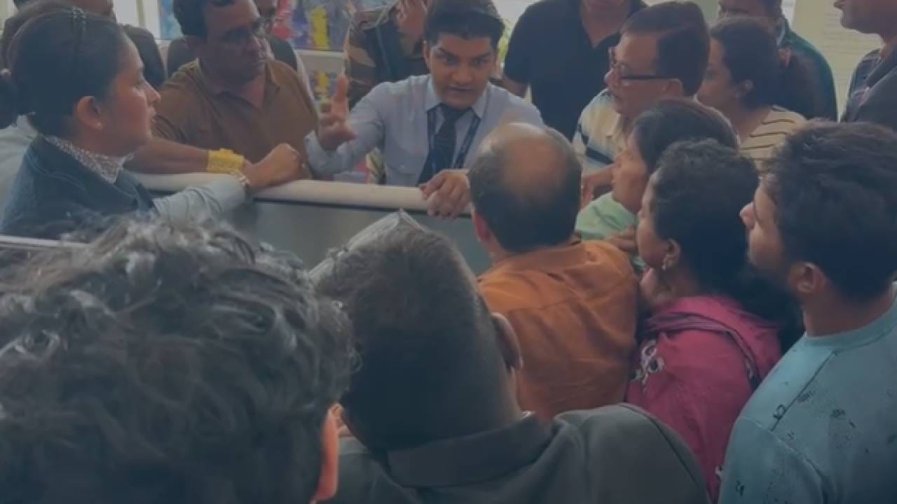 मँगलोर विमानतळावर काल रात्री पासून मुंबईकर नागरिक अडकून पडले होते.इंडिगो विमान कंपनीचं मँगलोर-मुंबई विमान अचानक रद्द केल्यामुळे प्रवाशांकडून मोठा मनस्ताप सहन करावा लागला. अनेक तास वाट पहावी लागल्यामुळे प्रवाशांच्या संतापाचा उद्रेक झाला. 