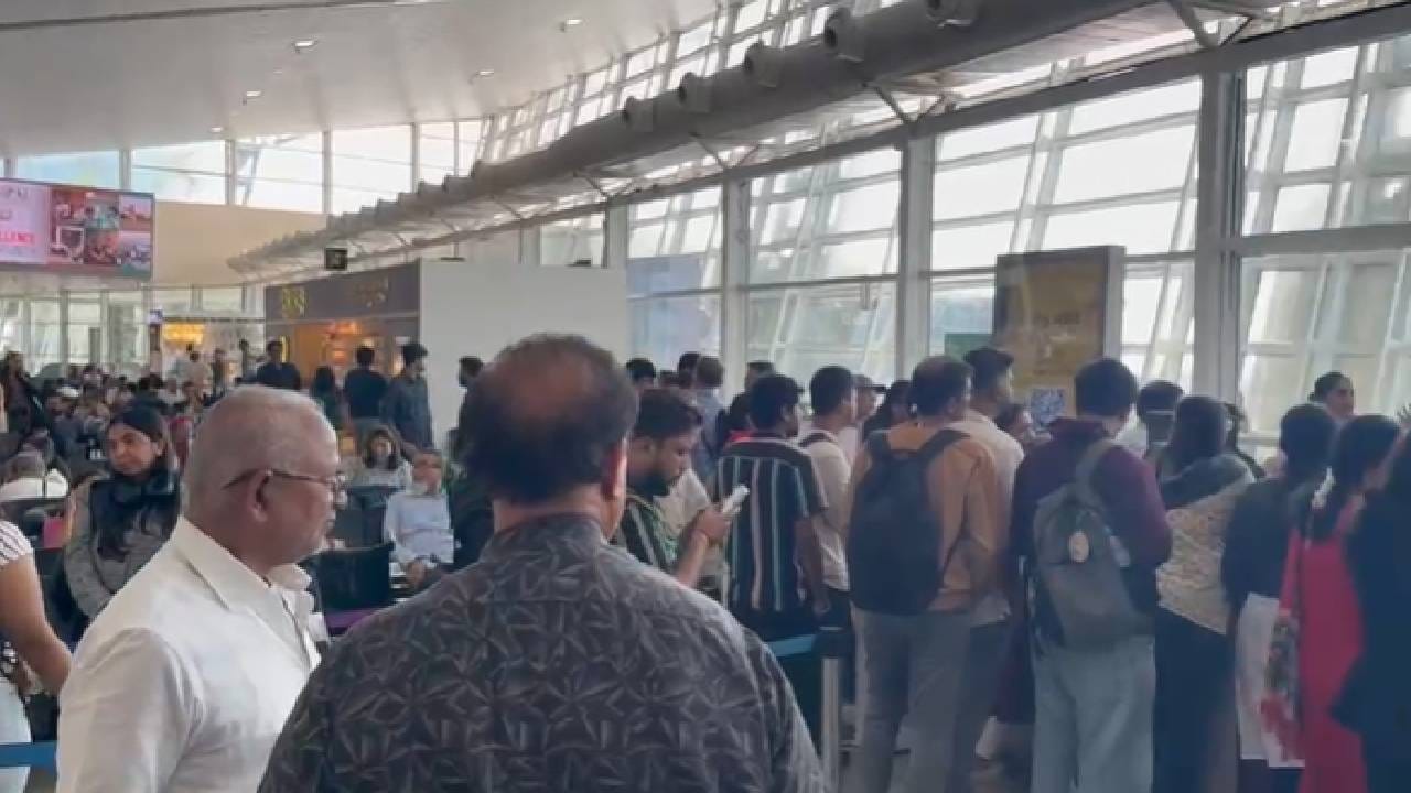 मुंबईकरांच्या नशीब हे घड्याळ्याच्या काट्याशी बांधलेलं आहे, असं पु. ल. देशपांडे एकदा म्हणाले होते. सतत घड्याळ्याच्या काट्यावर चालणारे मुंबईकर चक्क एकाच जागी, तब्बल 13 तास अडकून पडल्याचे मोठा गोंधळ झाला. 