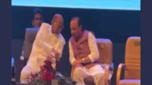 काका पुतण्या एकाच मंचावर! शरद पवार-अजित पवारांमध्ये चर्चा