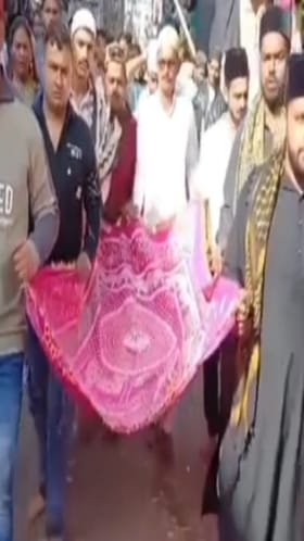 मंत्री छगन भुजबळांच्या आरोग्यासाठी अजमेर शरीफ इथे चादर अर्पण.