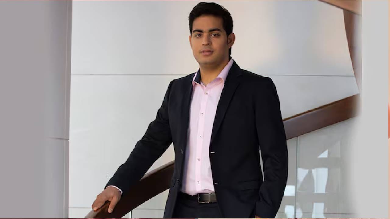 आकाश अंबानी - आकाश अंबानी याचा जन्म 23 ऑक्टोबर 1991 साली झाला. तो सध्या 34 वर्षांचा असून त्याचीही रास आईप्रमाणेच वृश्चिक आहे. तो मुकेश व नीता यांचा मोठा मुलगा आहे.  या राशिचे लोक साधे असतात  आणि त्यांची लोकांशी लवकर मैत्री होते. 