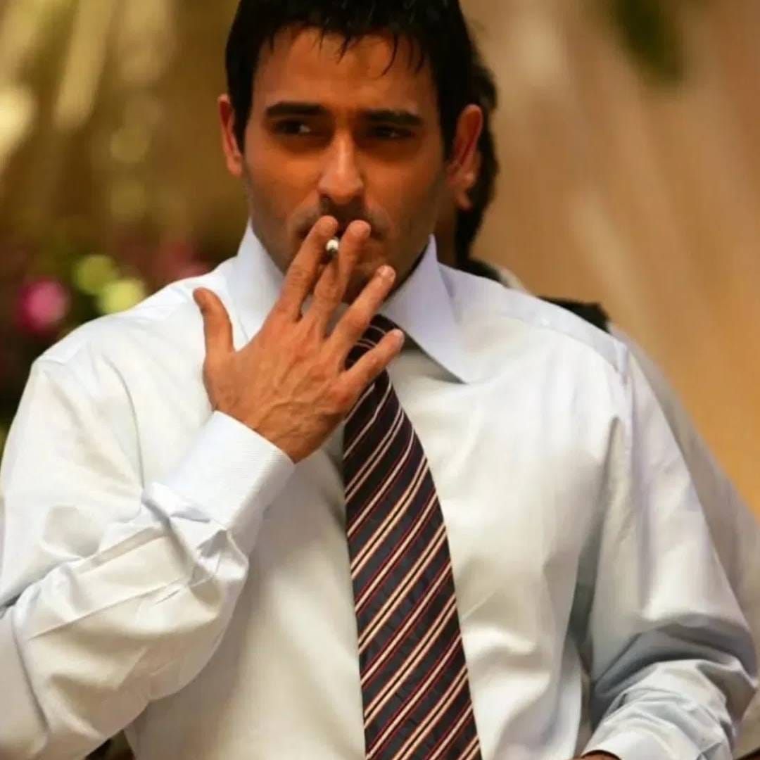 अक्षय खन्ना आणि सैफ अली खानचा 'लव के लिए कुछ भी करेगा' चित्रपटाची कल्ट चित्रपटात गणना होते. तिकीट खिडकीवर हा चित्रपट कमाल दाखवू शकला नव्हता. 5.75 कोटी रुपयात बनलेल्या या चित्रपटाने 5.57 कोटींची कमाई केली होती.