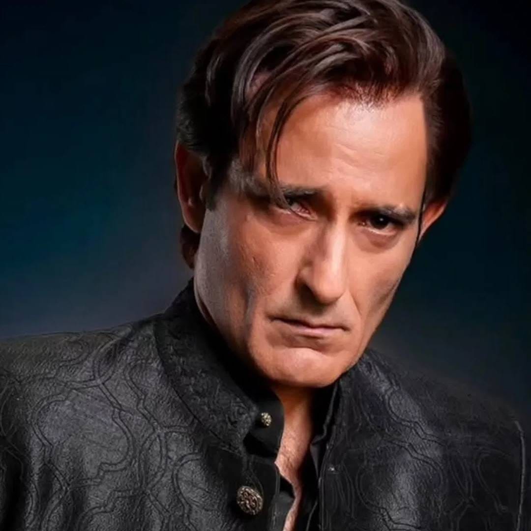 2020 साली अक्षय खन्नाचा 'सब कुशल मंगल' चित्रपट रिलीज झाला. विश्वनाथ कश्यपने या चित्रपटाचं दिग्दर्शन केलेलं. या चित्रपटाचं बजेट 15 कोटीच्या आस-पास होतं. पण तिकीट खिडकीवर हा चित्रपट फक्त एक कोटी रुपयेच कमावू शकलेला.