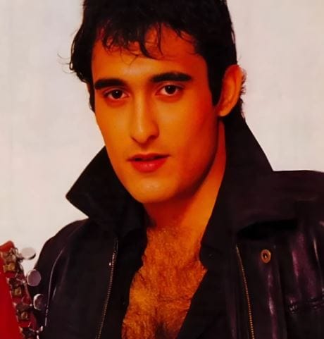 सध्या धुरंधर या चित्रपटाची सगळीकडेच चर्चा आहे. या चित्रपटात अक्षय खन्नाने केलेली भूमिका सर्वांचेच लक्ष वेधून घेत आहे. त्याने रहमान डकैत हे पात्र साकारले आहे. त्याने हे पात्र पडद्यावर अगदी जिवंत केले आहे. म्हणूनच आज सगळीकडे त्याची वाहवा होत आहे. 