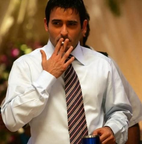 अक्षय खन्ना हा कोणत्याही चौकटीत न बसणारा अभिनेता आहे. तो सोशल मीडियावर नाही. तो चित्रपटात भूमिका साकारतो आणि गायब होऊन जातो. त्याला वाचायला, चित्रपट पाहायला आवडते. तो सोशल मीडियावर नसला तरीही आज इंटरनेटवर मात्र त्याचाच बोलबाला आहे. 