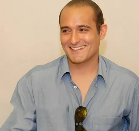 अक्षय खन्नाने फारच कमी वेळा मुलाखत दिलेली आहे. धुरंधर चित्रपटाच्या चर्चेमुळे त्याची एक जुनी मुलाखत चर्चेचा विषय ठरत आहे. त्याने या मुलाखतीत धर्मावर तसेच आपले वडील विनोद खन्ना यांनी ओशो यांच्या आश्रमात जाण्याच्या निर्णयावर भाष्य केले आहे. 