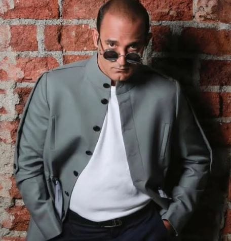 या जुन्या मुलाखतीत अक्षय खन्नाने धर्मावर भाष्य केले होते. मी कोणत्याही धर्माला मानत नाही. मी फक्त देवाला मानतो. मी एखादा तत्त्ववेत्ता नाही. मला कोणत्याही गोष्टीचा शोध घ्यायचा नाही, असे मत अक्षय खन्नाने व्यक्त केले होते. 