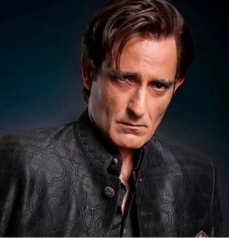  विनोद खन्ना यांनी घेतलेल्या संन्यासावरही अक्षय खन्नाने भाष्य केले होते. 'त्यांनी संन्यास घेण्याचा निर्णय घेतला होता. या निर्णयामुळे माझ्या वडिलांचे आयुष्यच बदलून गेले. त्यावेळेला त्यांना संन्यास घेणेच फार गरजेचे वाटले असेल. त्यावेळी मी फक्त पाच वर्षांचा होतो. मला त्यावेळी हे सगळं समजून घेणं फार कठीण होतं. आता मला हे सगळं समजत आहे,' असे अक्षय खन्ना म्हणाला होता.