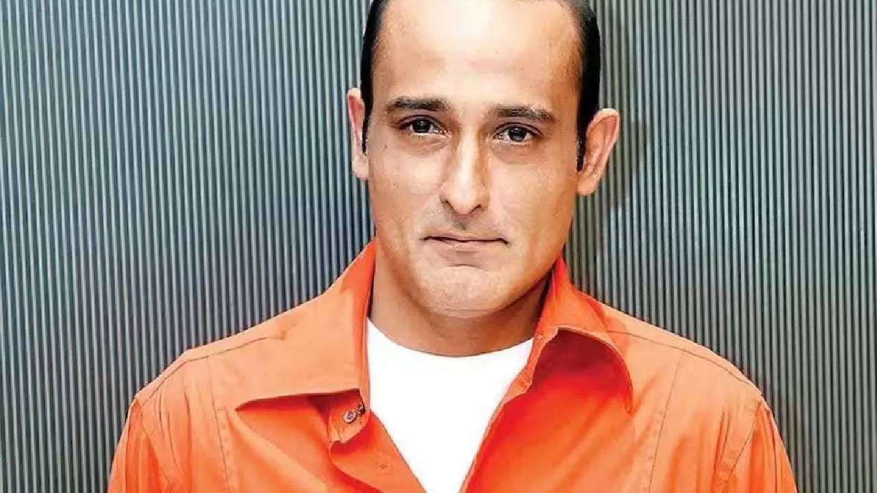  दृश्यम फ्रेंचायजी आपला तिसरा पार्ट घेऊन येणार आहे. पुढच्यावर्षी चित्रपट रिलीज होईल. हा चित्रपट पडद्यावर येण्याआधीपासून याची भरपूर क्रेझ आहे. या चित्रपटाच्या पहिले दोन पार्ट्सच्या यशानंतर  दृश्यम 3 साठी फॅन्स खूप एक्सायटेड आहेत. 