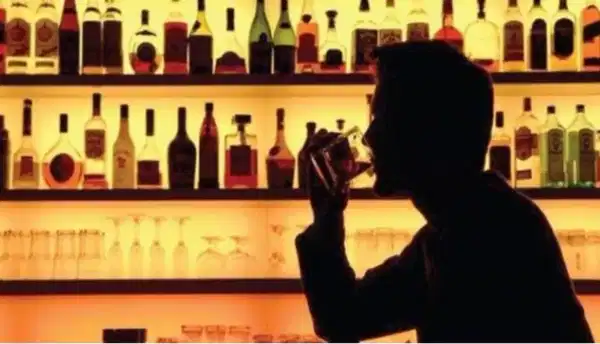आजच्या धकाधकीच्या आयुष्यात तणाव कमी करण्यासाठी, पार्टीत मजा करण्यासाठी किंवा एकटेपणात वेळ घालवण्यासाठी अनेक जण दारू पिण्याकडे वळतात. मद्यपान ही अनेकांच्या दिनचर्येचा भाग बनली आहे. मात्र, या सवयीचे आरोग्यावर होणारे गंभीर दुष्परिणाम फार कमी लोक गांभीर्याने घेतात. दारु जास्त प्रमाणात प्यायल्यामुळे शरीरातील कोणते व्हिटॅमिन कमी होते चला जाणून घेऊया...