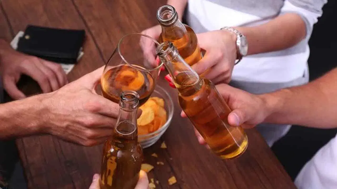 दारूच्या सेवनामुळे थायमिनची कमतरता निर्माण होते. कारण जास्त दारू पिणारे लोक बहुतेक वेळा संतुलित आहार घेत नाहीत. त्यांच्या जेवणात व्हिटॅमिन्स आणि खनिजे पुरेशा प्रमाणात मिळत नाहीत. तसेच अल्कोहोल आतड्यांमध्ये थायमिनचे शोषण थांबवते. म्हणजे तुम्ही चांगला आहार घेतला तरी हे व्हिटॅमिन शरीरात नीट शोषले जात नाही. तसेच दारूमुळे यकृतावर प्रचंड ताण येतो. यकृत हे थायमिन साठवण्याचे आणि वापरण्याचे मुख्य केंद्र आहे. यकृताची कार्यक्षमता कमी झाल्याने व्हिटॅमिनची कमतरता वाढते.