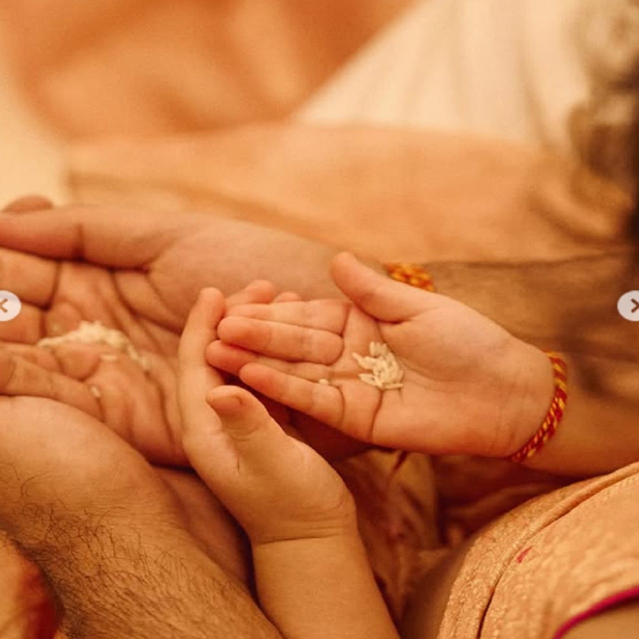 अभिनेत्री आलिया भट्ट आणि अभिनेता रणबीर कपूर बॉलिवूडचे पॉव्हर कपल आहेत. आलिया आणि रणबीर लेक राहा कपूर हिच्यासोबत रॉयल आयुष्य जगतात. त्यांचं घरे देखील प्रचंड आलिशान आहे. 