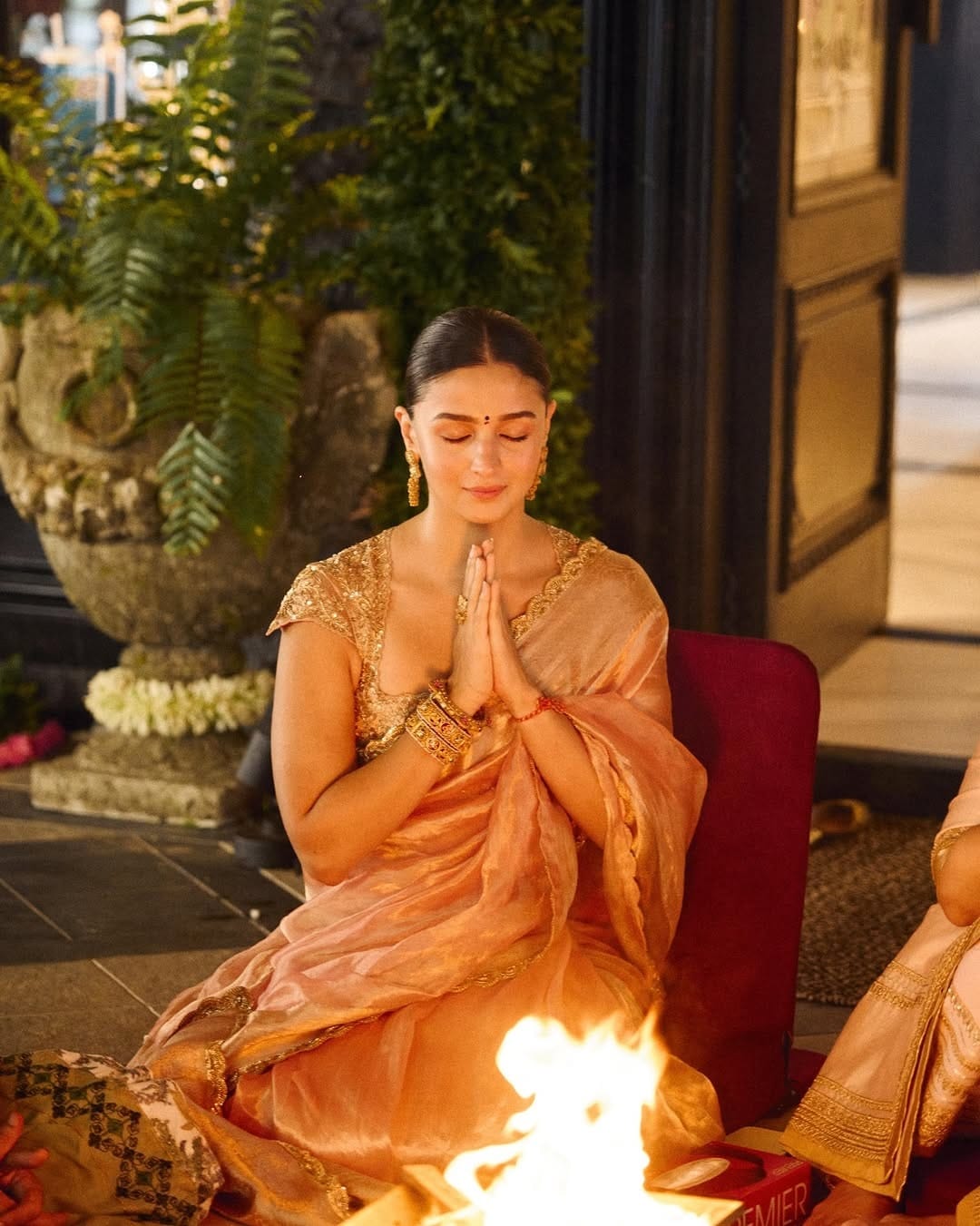 आलिया आणि रणबीर यांच्या घरातील काही फोटो सध्या सोशल मीडियावर तुफान व्हायरल होत आहेत. खुद्द आलिया हिने नव्या घराचे फोटो सोशल मीडियावर पोस्ट केले आहे. 