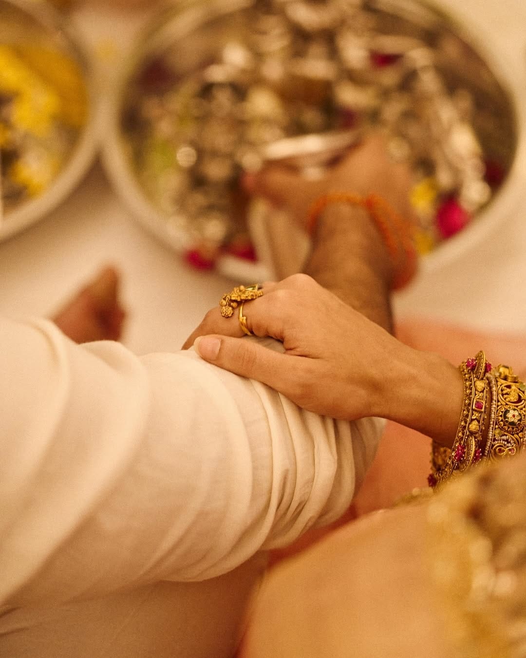 गेल्या काही वर्षांपासून आलिया हिच्या नव्या घराचं बांधकाम सुरु होतं. आलिया आणि रणबीर कायम काम पाहण्यासाठी बांधकाम स्थळी जायचे. त्यांचे अनेकदा फोटो आणि व्हिडीओ देखील व्हायरल झालेत. 