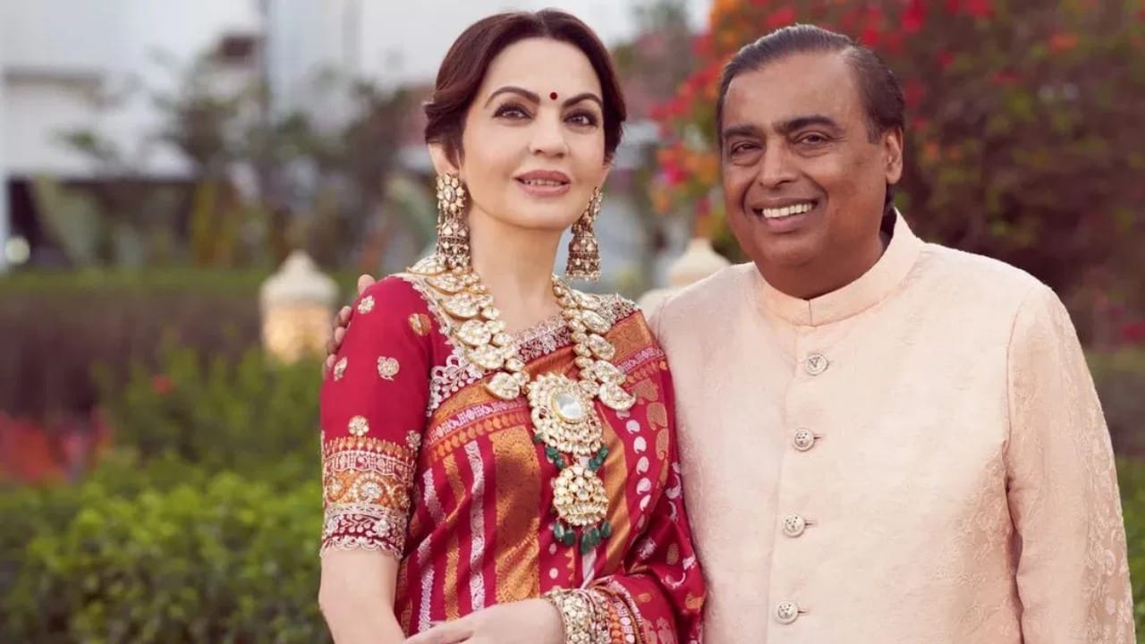 रिलायन्स इंडस्ट्रीजचे अध्यक्ष मुकेश अंबानी यांचे कुटुंब जगभरातील सर्वात श्रीमंत कुटुंबांपैकी एक आहे. मात्र ते कायमच साधेपणाने जीवन जगत असतात.  मुकेश आणि नीता अंबानींसह त्यांचे संपूर्ण कुटुंब कडक शाकाहारी आहे. त्यामुळे त्यांच्या घरात मांसाहार कोणीही करत नाही.