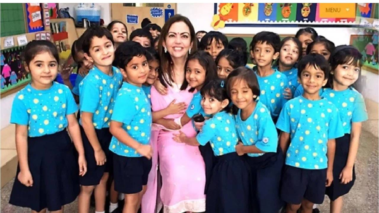 या शाळेच्या कँटीनचा मेन्यू प्रसिद्ध शेफ संजीव कपूर यांनी तयार केला आहे. तर शाळेचा युनिफॉर्म डिझाईन केला आहे प्रसिद्ध डिझायनर मनिष मल्होत्रा याने, तर शाळेची प्रेअर लिहीली आहे जावेद अख्तर यांनी आणि या प्रेअरचे म्युझिक कंपोझ केलं आहे शंकर-एहसान-लॉय यांनी.