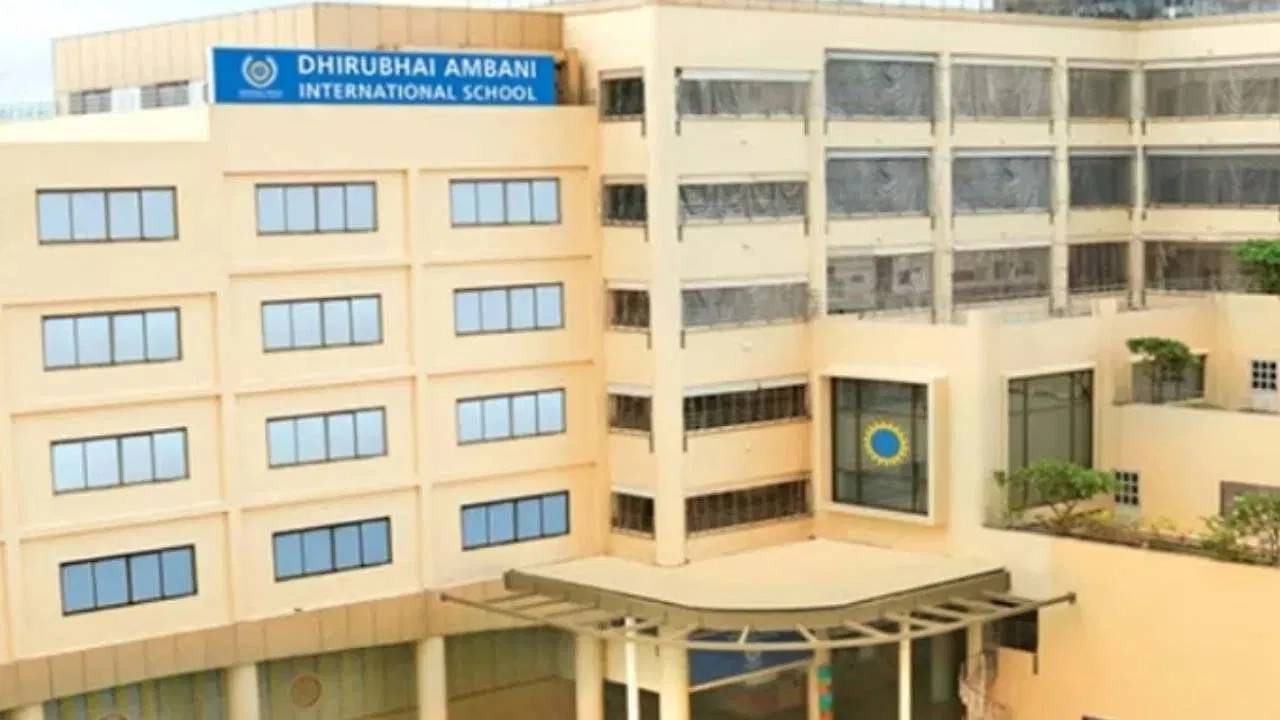 या शाळेच्या लायब्ररीमध्ये सुमारे 40 हजार पुस्तकं आहेत. तर शाळेत एकूण 60 क्लासरूम आहेत. मुलांसाठी वेगवेगळ्या खेळांसाठी 2.3 एकरचे मैदान असून अनेक डिजीटल सुविधाही विद्यार्थ्यांसाठी उपलब्ध आहेत.