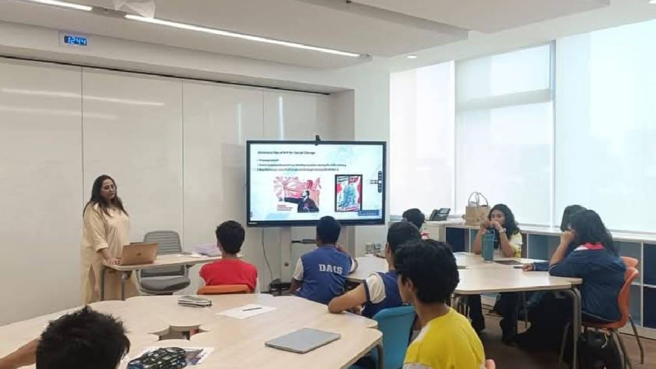 या शाळेत ॲडमिशन घेण्यासाठी लाखो मुलं अप्लाय तर करतात, पण त्यातून काही मोजक्याच मुलांना रूभाई अंबानी इंटरनॅशनल स्कूल मध्ये प्रवेश मिळतो. त्यातही जुने विद्यार्थी आणि स्कूल स्टाफच्या कुटुंबाला जास्त प्राधान्य मिळतं. स्टारकिड्सनी भरलेल्या या शाळेत शिकवण्यासाठी शिक्षकांना त्यांच्या अनुभवानुसार दोन ते सात लाख रुपयांदरम्यान पगार मिळतो अशी माहिती समोर आली आहे.