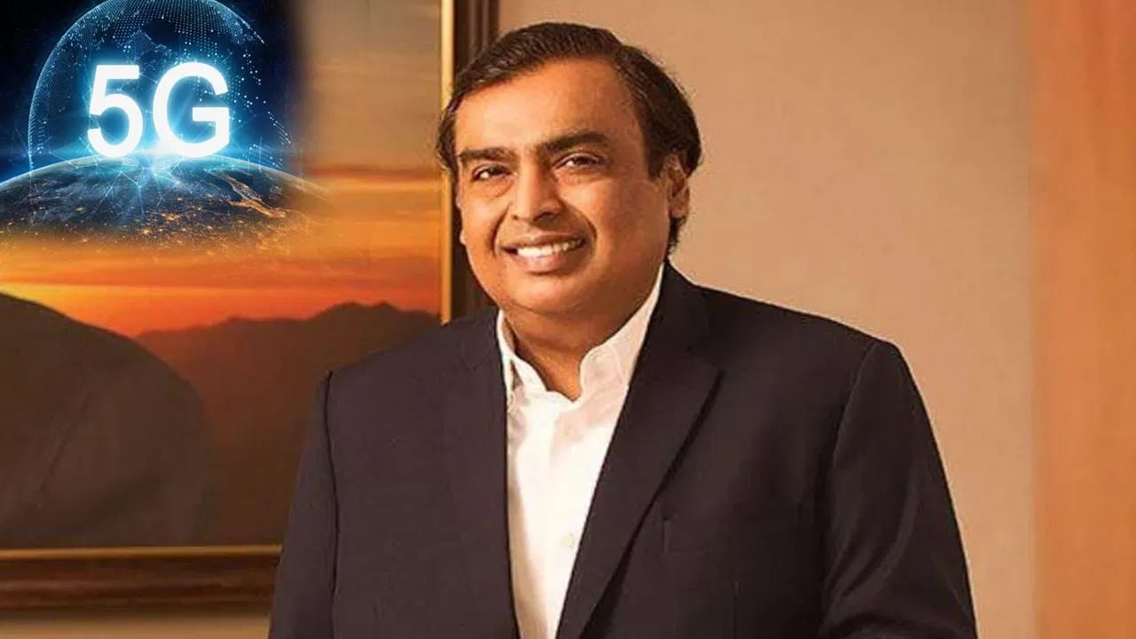 अंबानी कुटुंबाला हॉटेलमधील किंवा खूप तेलकट पदार्थांपेक्षा घरगुती, सात्विक आणि पौष्टिक अन्न खायला आवडते.  त्यांच्या घरात प्रत्येक पदार्थाची शुद्धता आणि गुणवत्ता जपली जाते. त्यांच्या रोजच्या जेवणात साधी डाळ, भात, वेगवेगळ्या भाज्या, चपाती आणि सॅलडचा समावेश असतो.