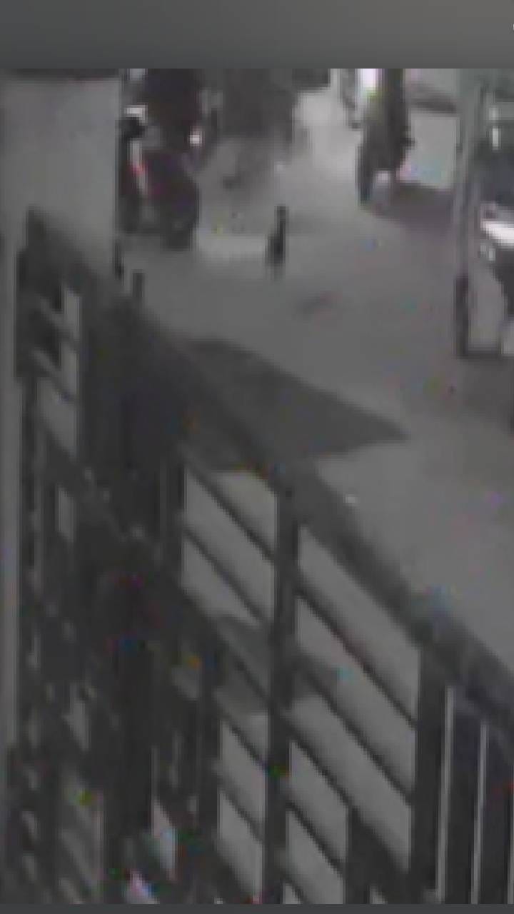 शिवसेनेचे स्टिकर लावल्याने दोन रिक्षांची तोडफोड