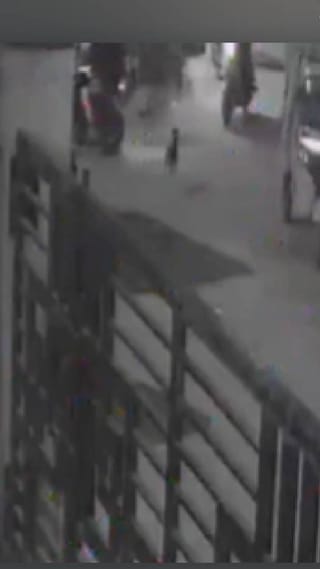 शिवसेनेचे स्टिकर लावल्याने दोन रिक्षांची तोडफोड